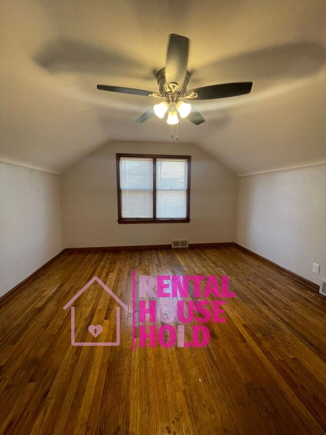 Building Photo - ~ 3 BEDROOM 1 BATH BUNGALOW SECURTIY DEPOSIT SPECIAL ~$500