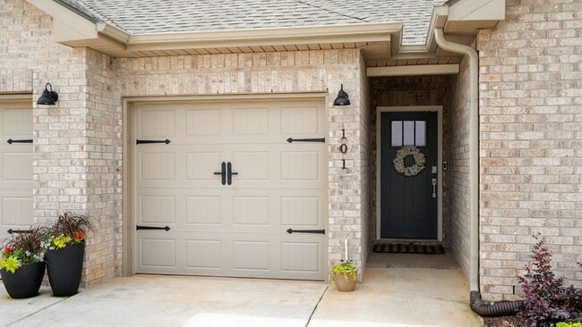 Building Photo - Like-new 4BR/3BA home in desirable St. Cla...
