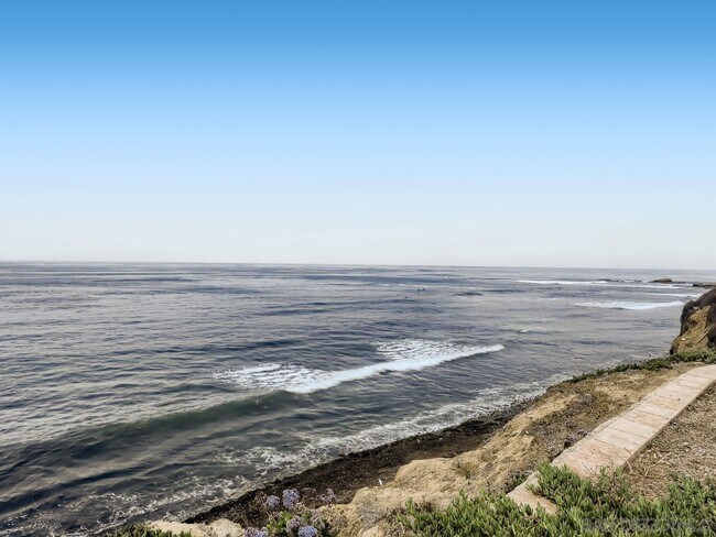 Building Photo - 5490 La Jolla Blvd