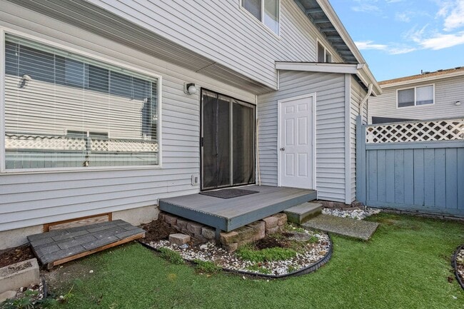 Building Photo - 3BR/2.5BA Townhouse in Courtyard Condos
