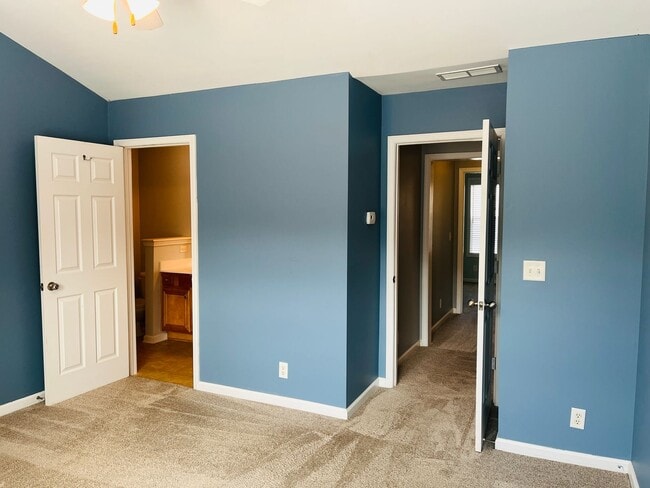 Building Photo - Sought after community, swimming/playground, courtyard, 1 car garage, 2 bed/2.5 bath, granite  co...