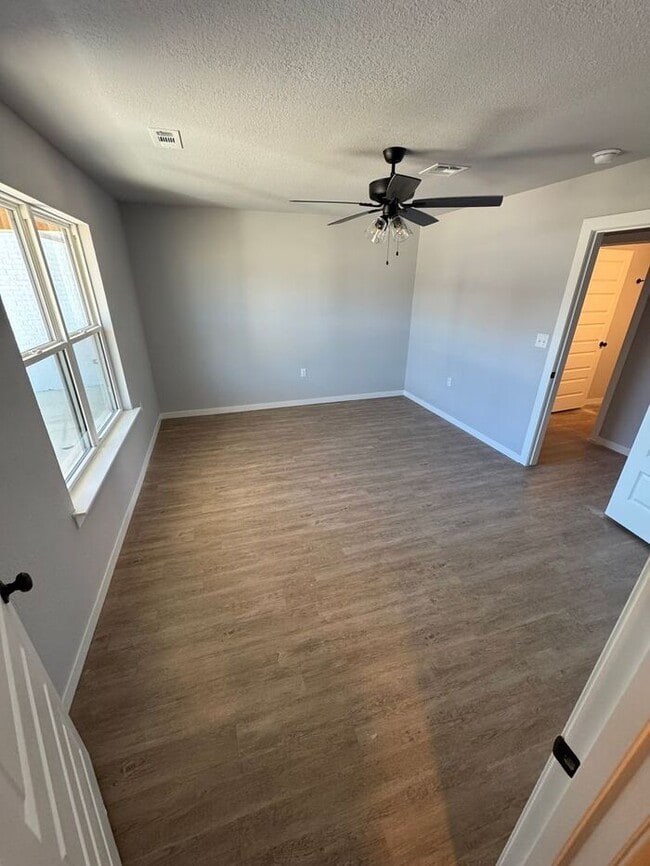 Building Photo - Newly remodeled duplex in Broken Arrow! Great location!