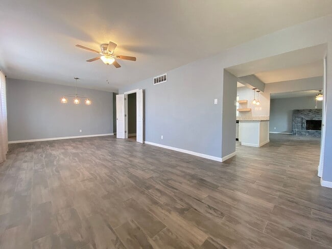 Building Photo - West El Paso 4 bed/2 Bath refrig A/C Home!