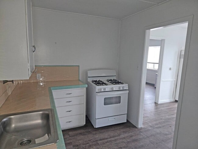 Building Photo - 1150 E San Joaquin Ave