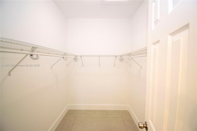 Building Photo - 8173 Silver Palm Ct