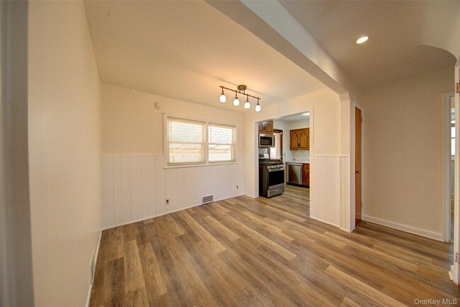 Building Photo - 411 St John Pl