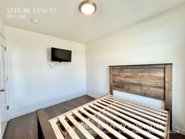 Building Photo - Spacious Modern Townhome in UD!! **Availab...