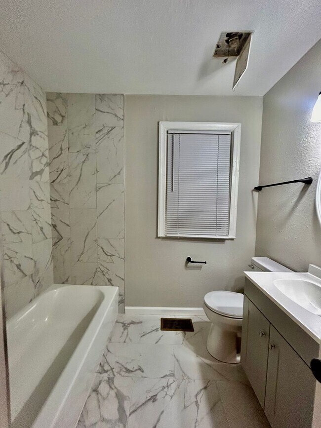 Building Photo - Cute 3 bedroom 1 bathroom home - Open To S...