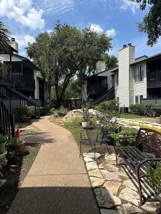 Building Photo - 9009 Richmond Ave.