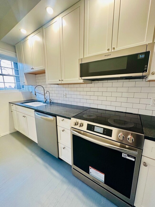 Building Photo - Charming 3bdrm/1.5bth Home Conveniently Located in Richmond's Carytown Area w/Private Balcony!!