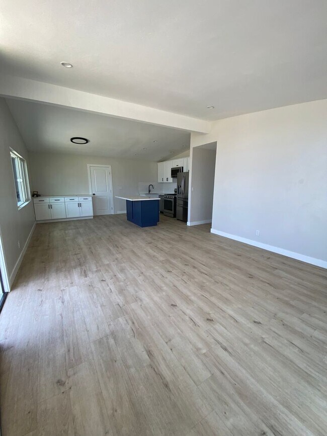 Building Photo - Renovated Beach house just a few blocks fr...