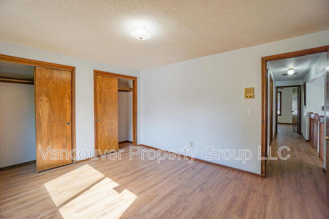 Building Photo - 7003 NW Dogwood Dr