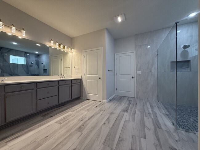 Building Photo - 4753 Ter Blf St