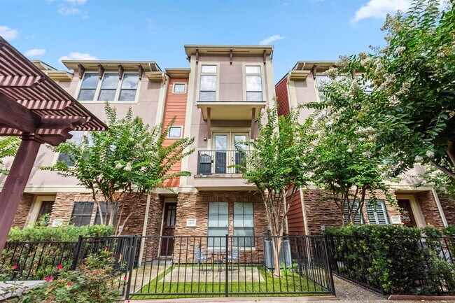 Primary Photo - 1049 W 22nd St