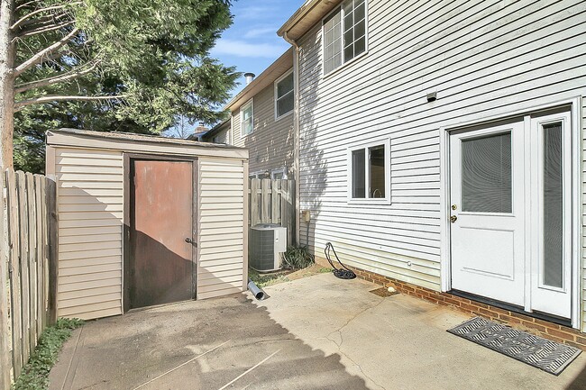 Building Photo - 1524 Waybridge Ln