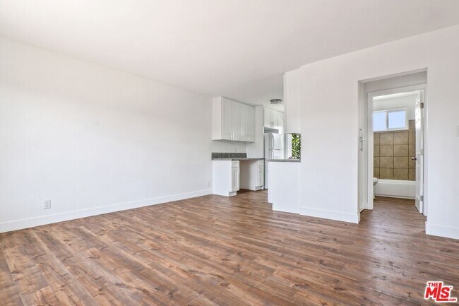 Building Photo - 1212 W 107th St