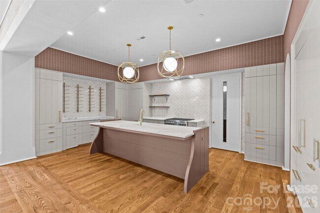 Building Photo - 1172 Queens Rd