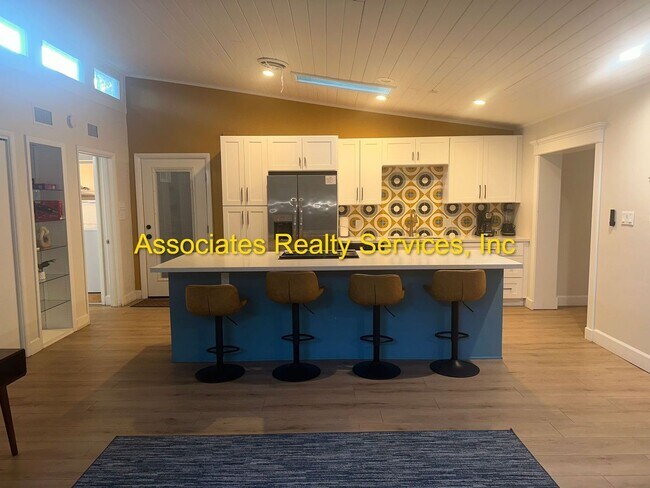 Building Photo - 3 Bed/2 Bath Spacious Home in Mason Manor! Screened Porch and Fenced Backyard!!!