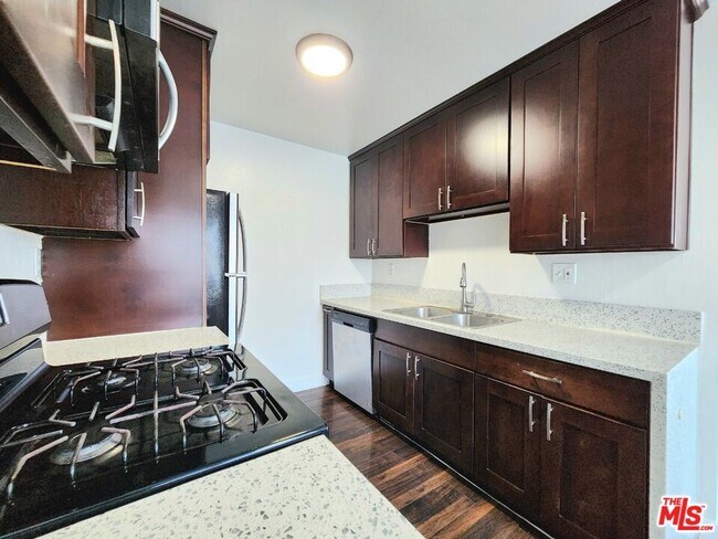 Building Photo - 639 Alexandria Ave