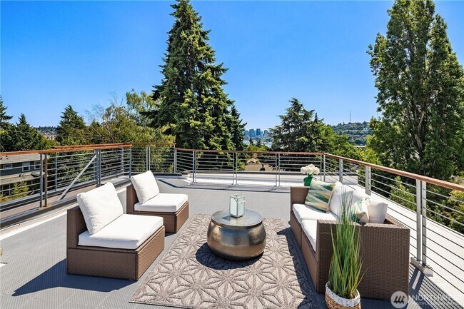 Building Photo - 3bd/2.5ba Seattle Home