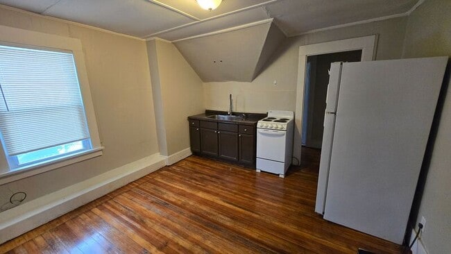 Primary Photo - 345 Melville St