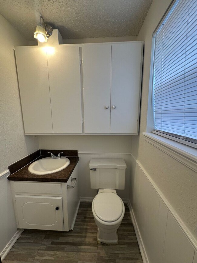 Building Photo - Spacious 4 bed, 1.5 bath