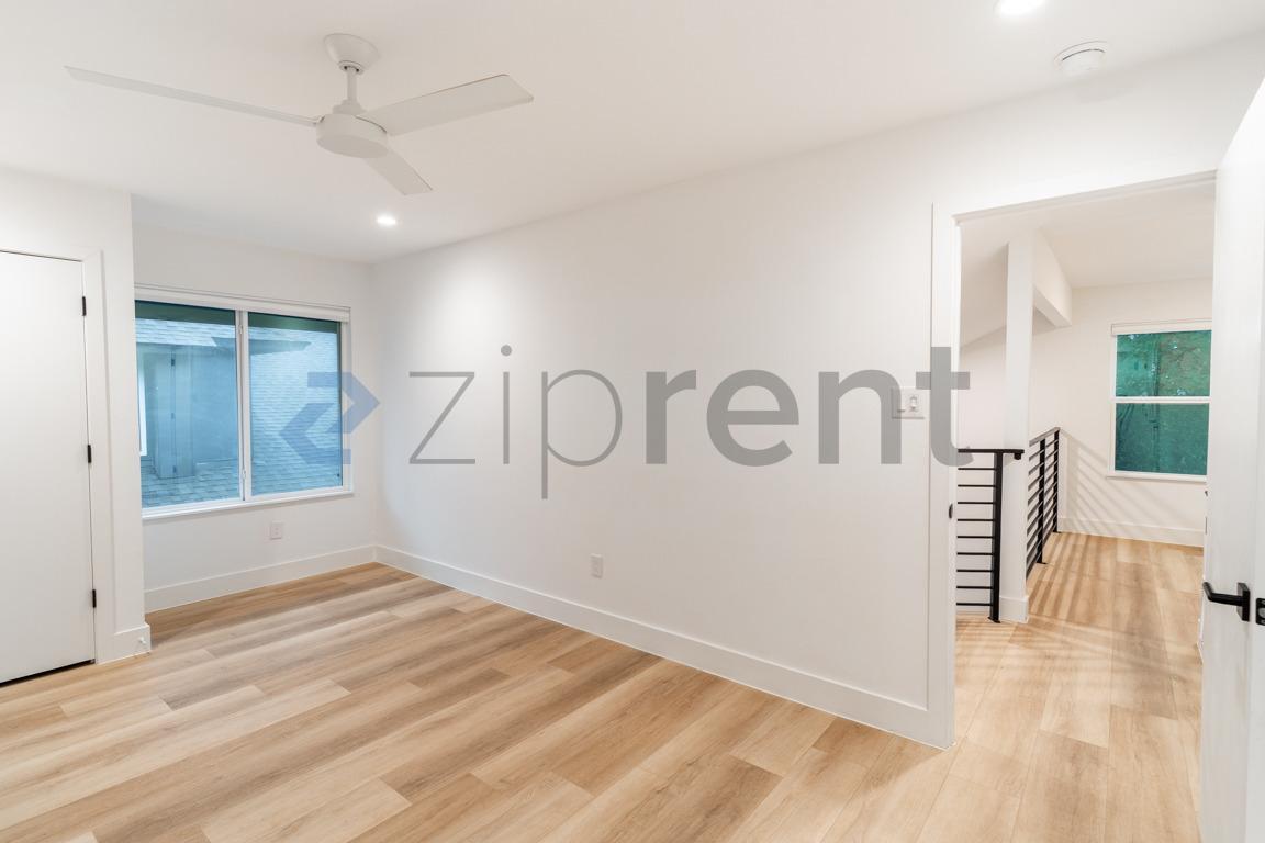 Building Photo - Unit D