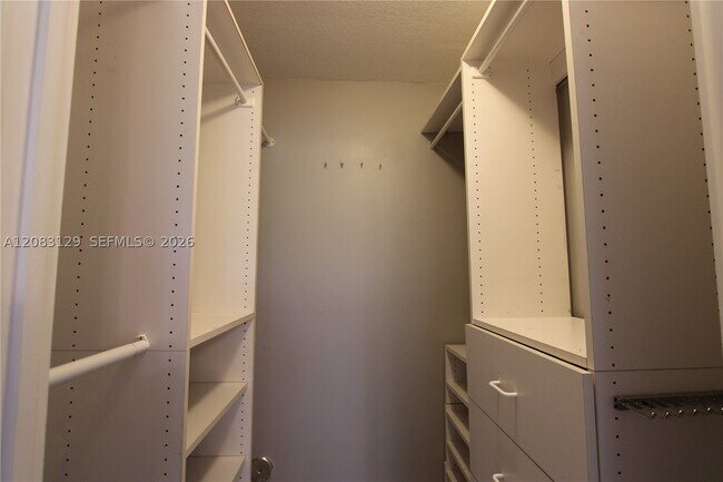 Building Photo - 15495 N Miami Lakeway