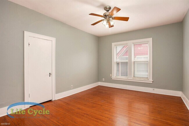 Building Photo - 2 br, 1 bath Triplex - 248 Henry Ave SE