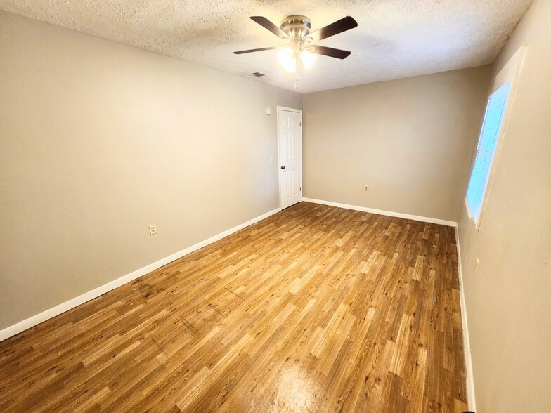 Building Photo - 5230 Beach Dr