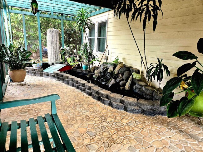 Building Photo - 272 Halenani Dr