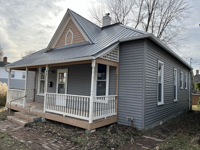 Building Photo - 2 Bedroom House For Rent