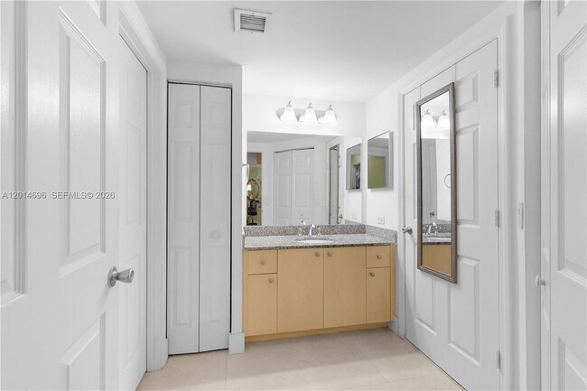Building Photo - 2486 Centergate Dr