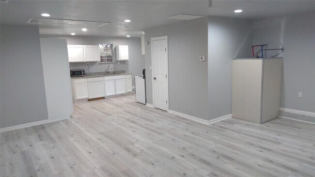Building Photo - 7366 Meadowbrook Dr