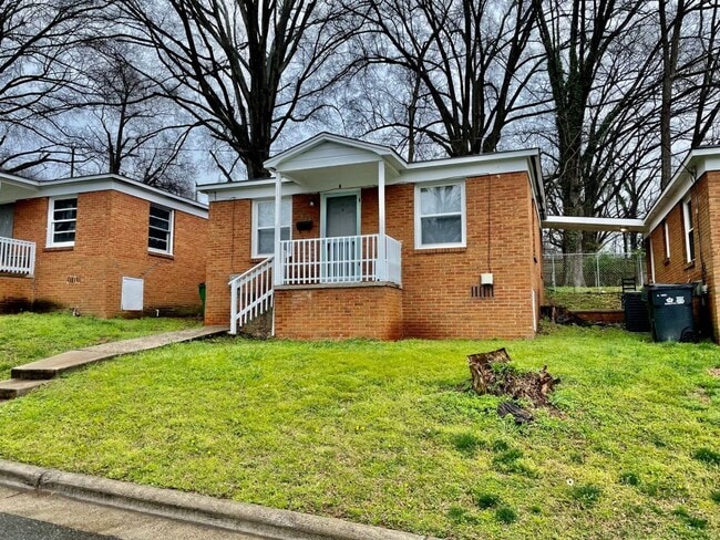 Building Photo - Adorable 2 bedroom 1 bath home . Located in the Belmont area .