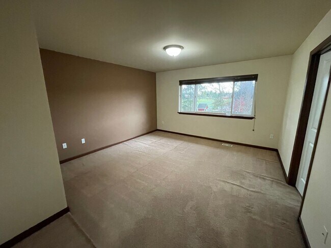 Building Photo - Gorgeous, Spacious Home Close to Everything!