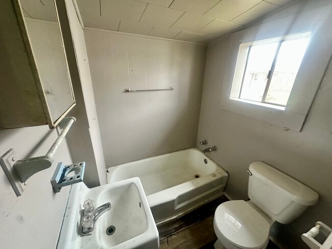 Building Photo - 718 18th St N