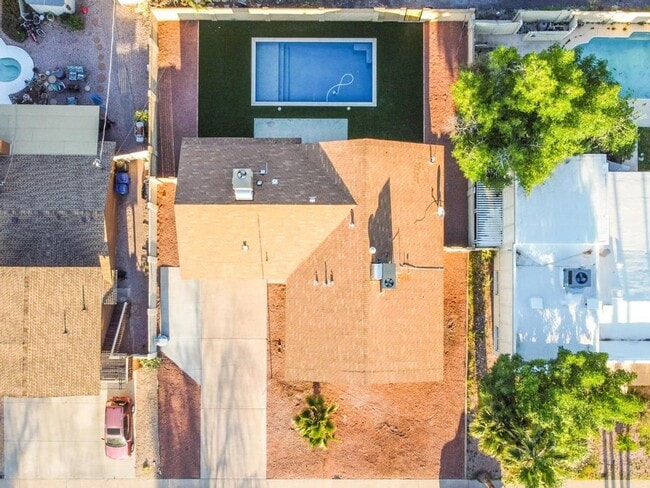 Building Photo - Completely Remodeled 6 bedroom/4 bath Home with New Pool