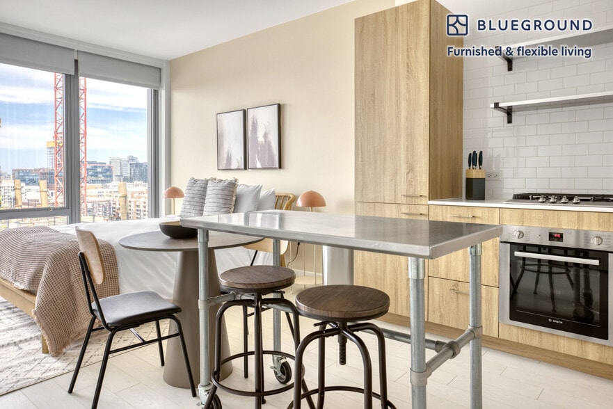 Building Photo - 1035 W Van Buren St