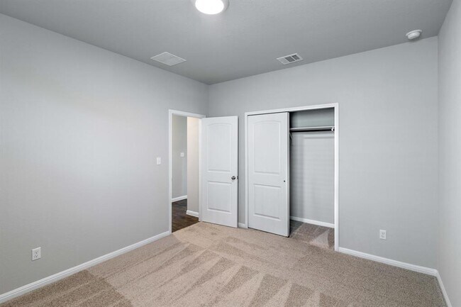 Building Photo - 703 Bluffview Dr.