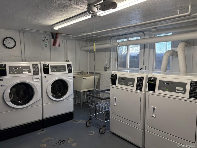 Building Photo - 330 Broadway