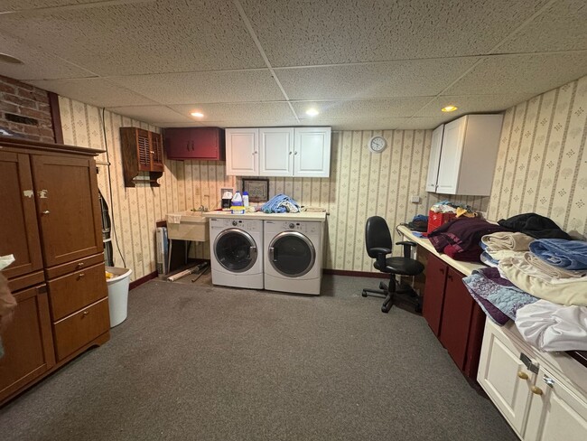 Building Photo - Beautifully Furnished Three Bedroom Home
