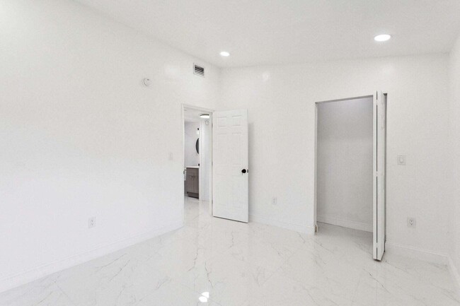 Building Photo - 1530 NW 18th Ct