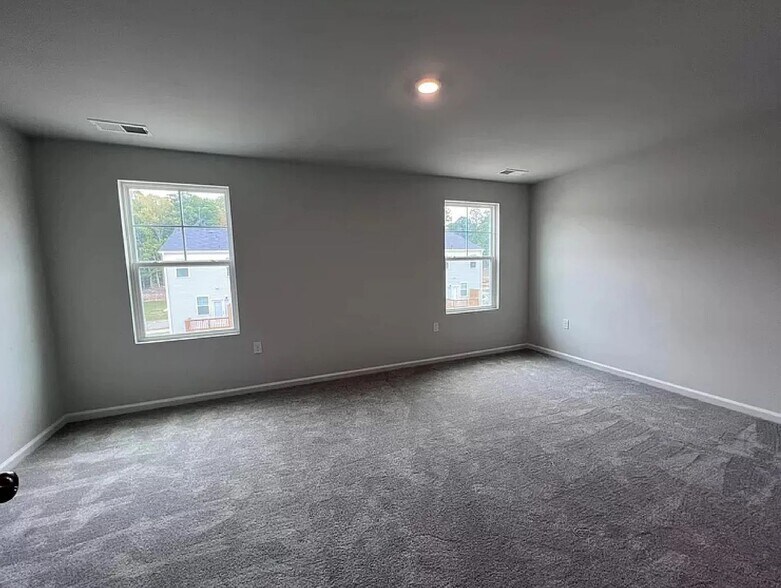 Building Photo - 2439 Kasota Ln