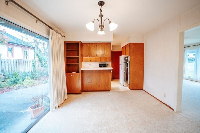 Building Photo - 3BD/2BD Home Located next to the Hospital in Eureka!