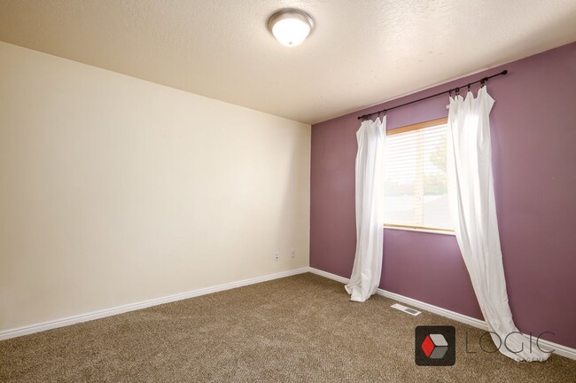 Building Photo - Stunning Single Family Home In Excellent L...