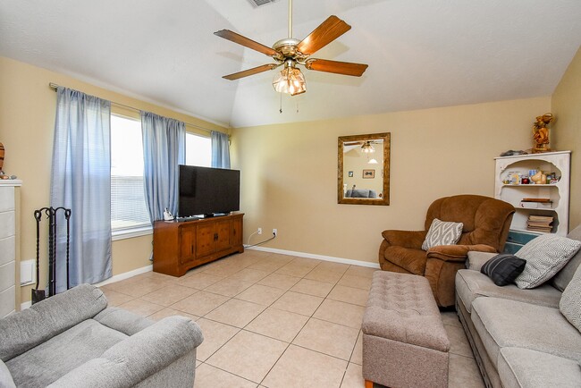 Building Photo - 14915 Willow Hearth Dr