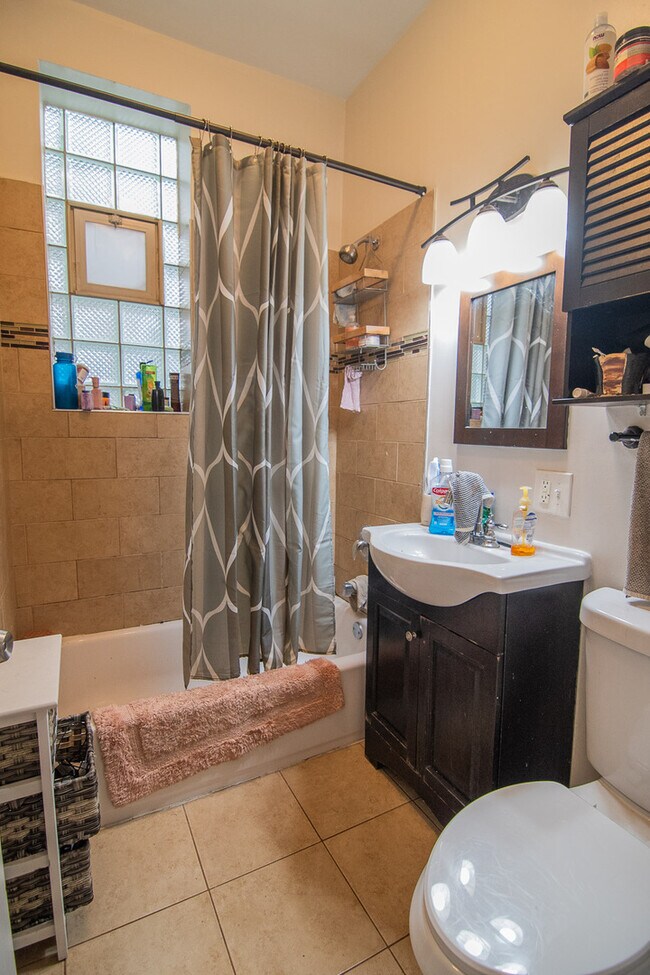 Building Photo - 1453 W Huron St