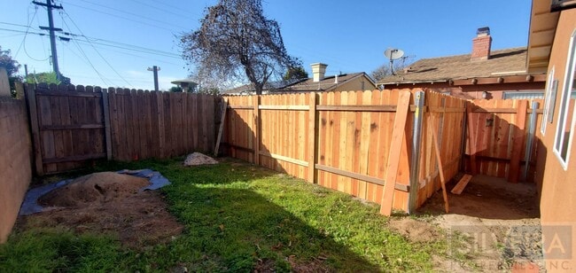 Building Photo - Private 2 Bedroom Unit