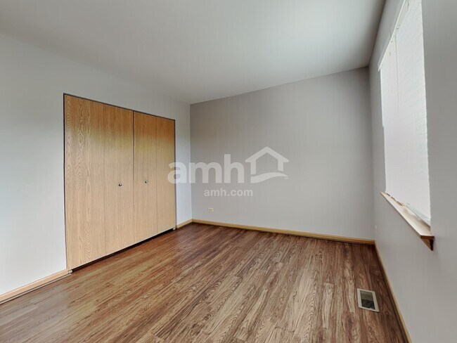 Building Photo - 233 E Cobbler Ct